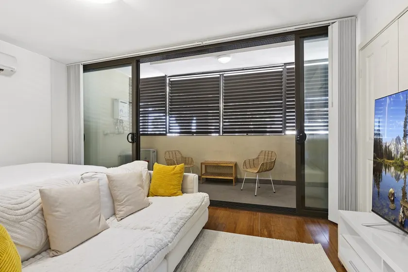 Ground Floor One-Bed with Courtyard Access - Image 1