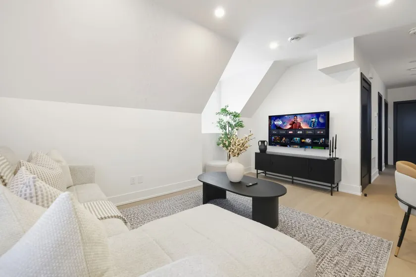 Elegant Parkdale 2BR 2 King Beds Sleeps 6 - Image 1