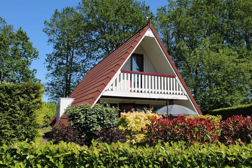 Lovely house with privacy garden & view of the countryside - Image 1