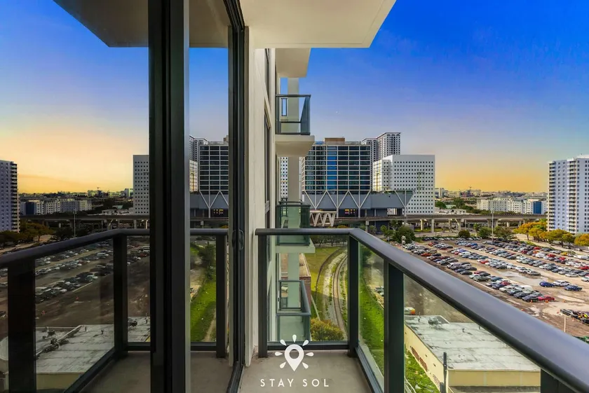 High Rise Haven with Pool Cowork & Spa in Miami - Image 1