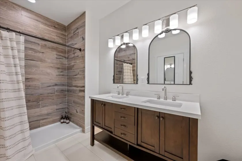 4 bedroom, 3 bathroom, Historic and Gorgeous - Image 1
