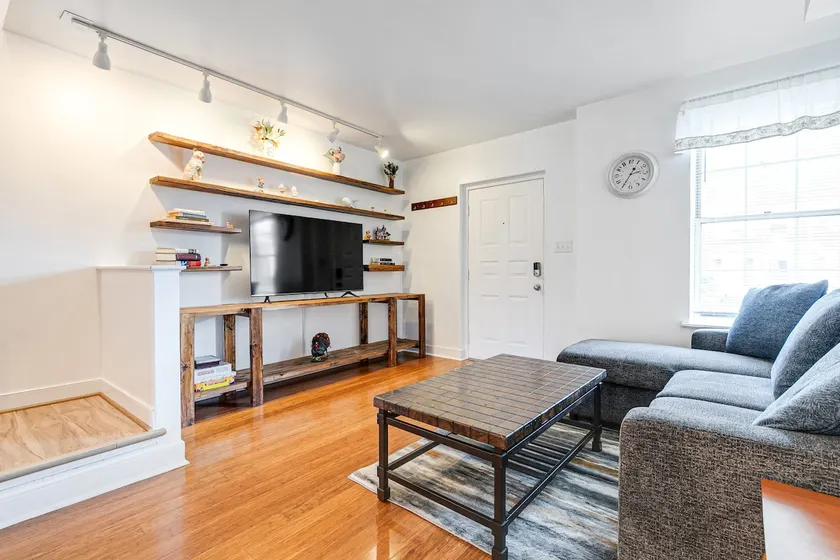 Peaceful & spacious family home near Carytown fully fenced - Image 1