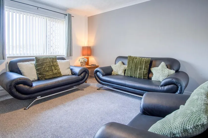 Tyle Teg - 3 Bedroom Holiday Home - Clydach - Image 1