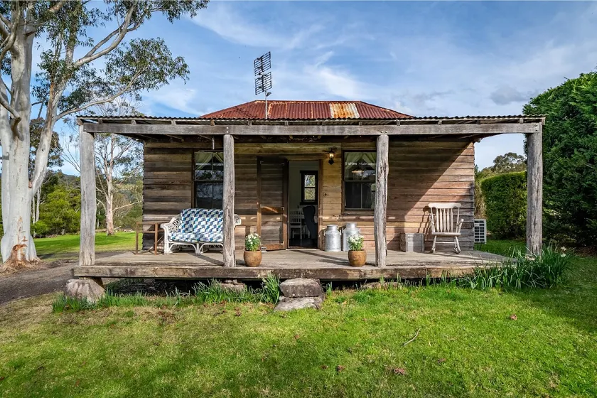 Scribbly Gum Cottage -Rustic Picturesque Romantic - Image 1