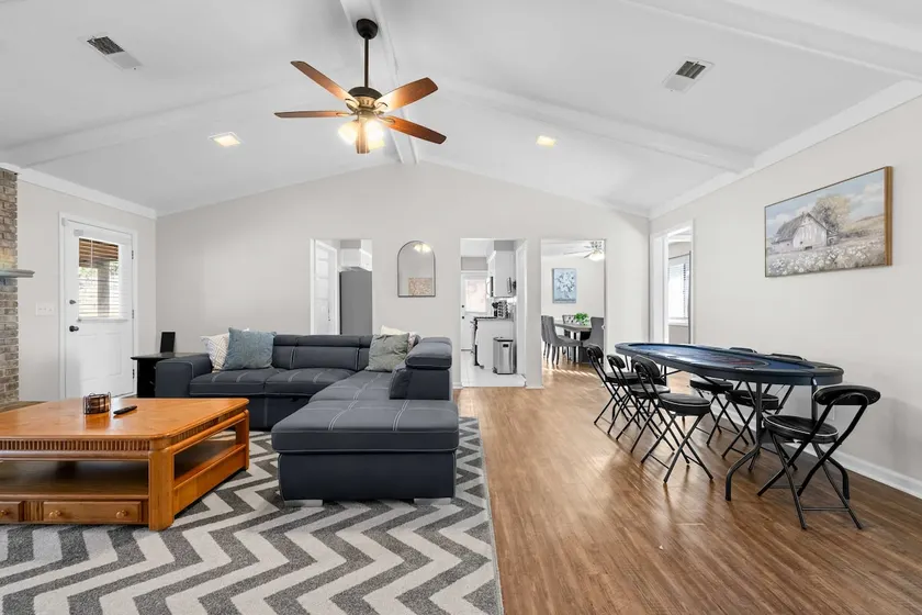 Bright Northside Retreat w/ Portable Sauna & Games - Image 1