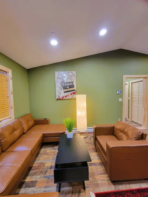 3-Bedroom, 2-Bath apartment, private deck (H-4) - Image 1