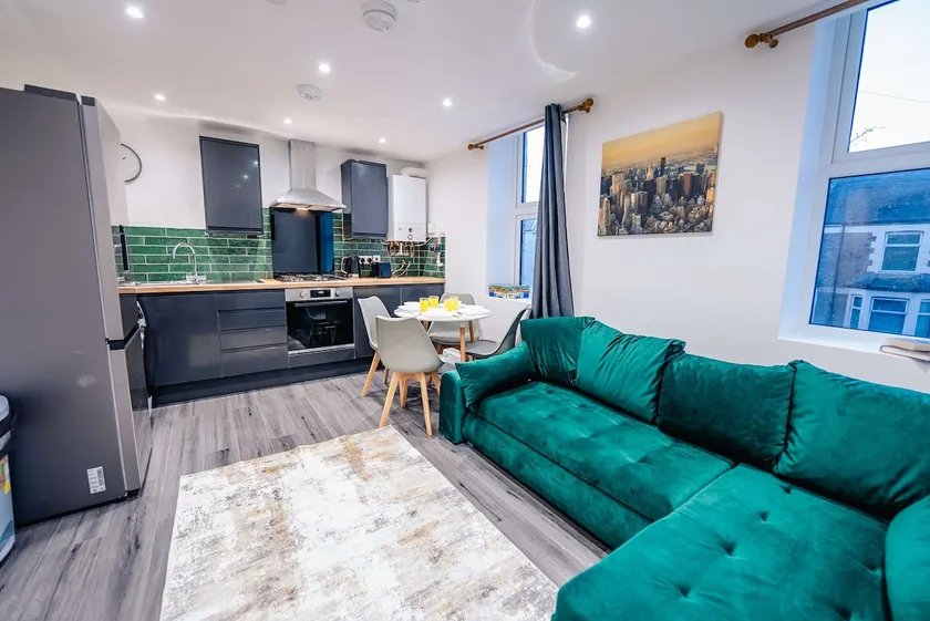 Modern 2BR Flat Steps from Cardiff Pubs & Town - Image 1