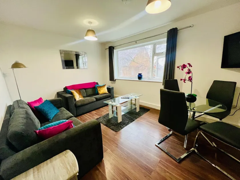 Modern 2 bed 1st Floor Apartment by Jesswood Properties Parking Wi-fi - Image 1