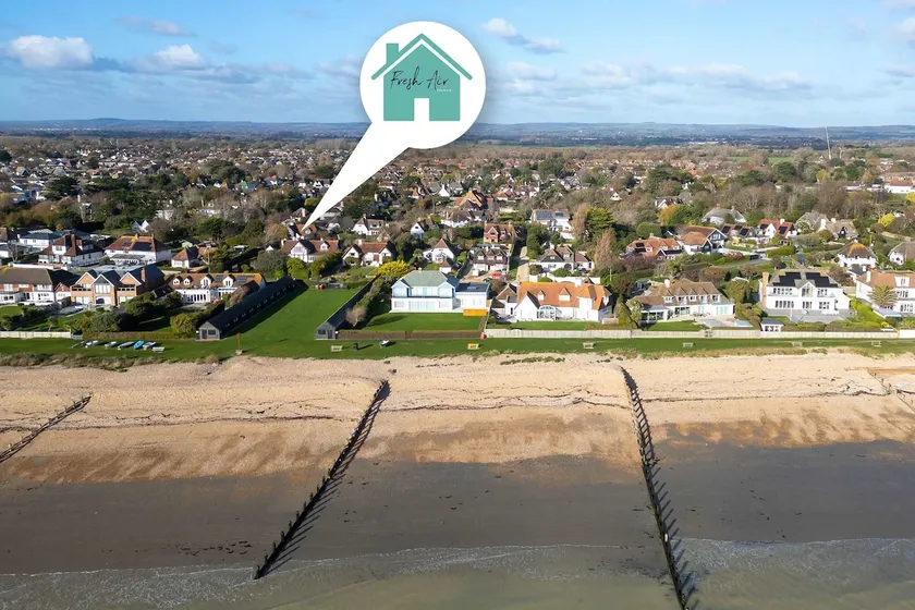 Spacious Coastal Family Home Sleeps 8 - Image 1