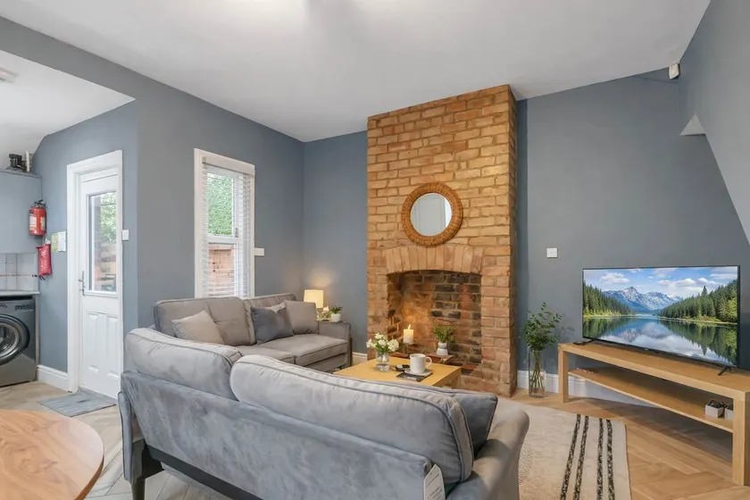 4BR Home Perfect for Professionals - Image 1