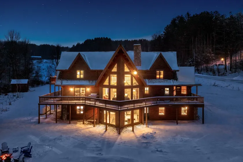 Epic Yellowstone Lodge • Hot-tub/Sauna/Theater/Bar - Image 1