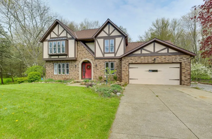 Stately Tudor Near Wineries, Airport, Hiking - Image 1
