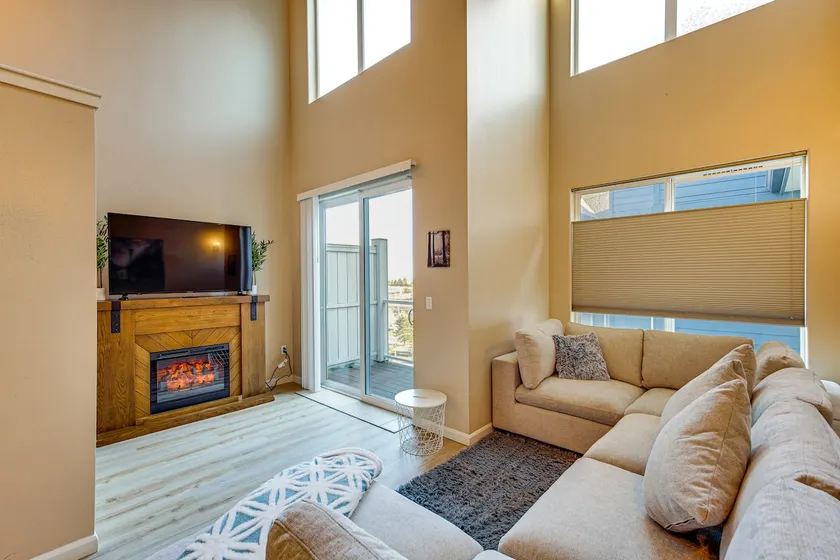 4 Mi to Dtwn, Commuter-Friendly Apt in Tacoma - Image 1