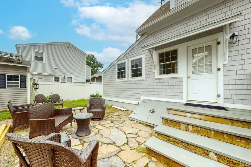 Classic Dog-Friendly Home with Outdoor Shower - Image 1