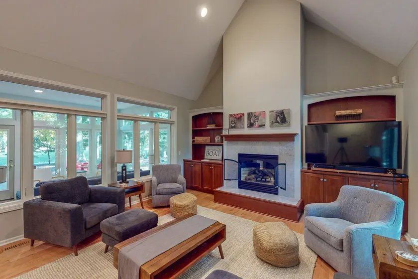 Forest View Luxury: Fireplace, Deck, Top Amenities - Image 1