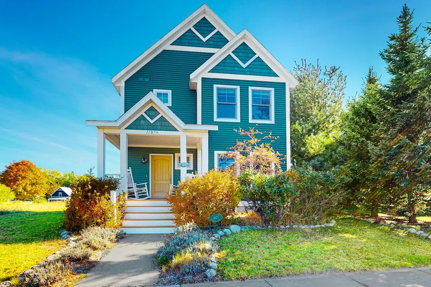 Charming Lakeside Farmhouse with Deck and AC - Image 1