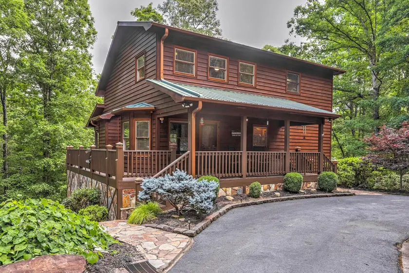 Stunning 4BR Dog Friendly | Hot Tub - Image 1