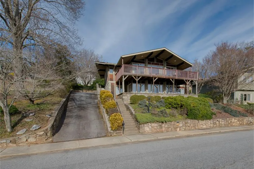 Morris Villa Upper - Image 1