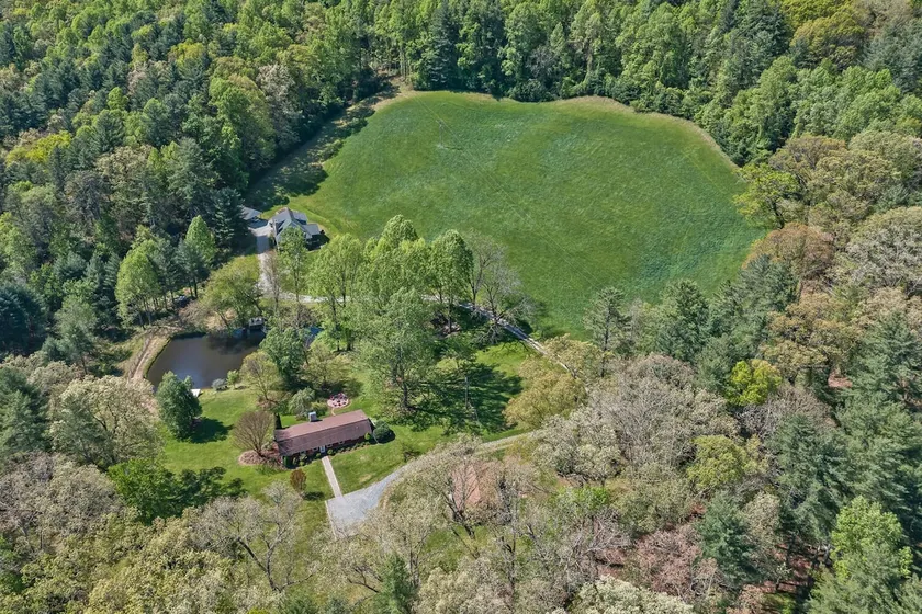 Country Farmhouse, Fireplace, Fishing Pond - Image 1