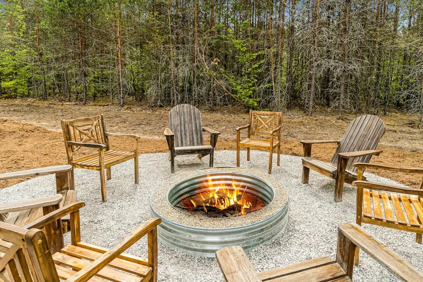 Cozy 4-Season Escape: Fireplace, Grill & AC - Image 1