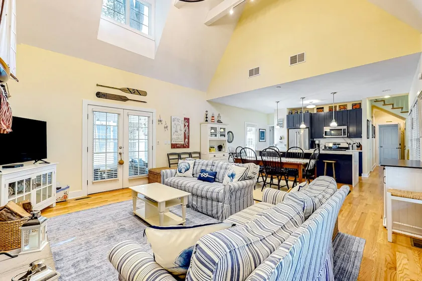Modern Union Pier Grand Home with Pool - Image 1