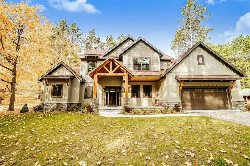 Dog-Friendly Golf Retreat with Resort Amenities - Image 1