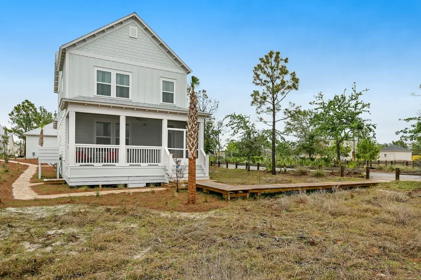 Spacious coastal home with grill & screened porch - Image 1