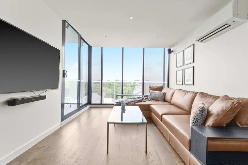 Central Oakleigh 2BR Apartment w Parking - Image 1