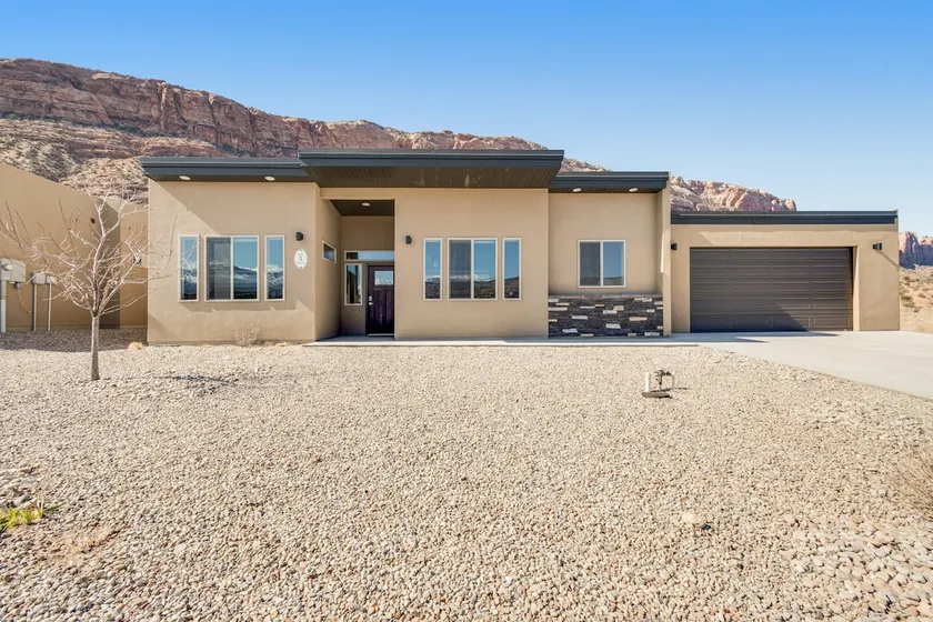 Unbeatable Canyon Views 3BR Home with Hot Tub - Image 1