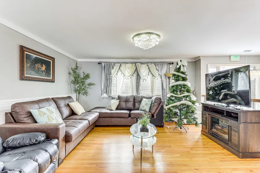 Remote-work Ready: Family Home Near Pittsburgh - Image 1