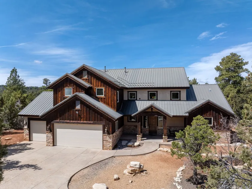 Spacious Zion Escape | Hot Tub, EV Charger & Deck - Image 1