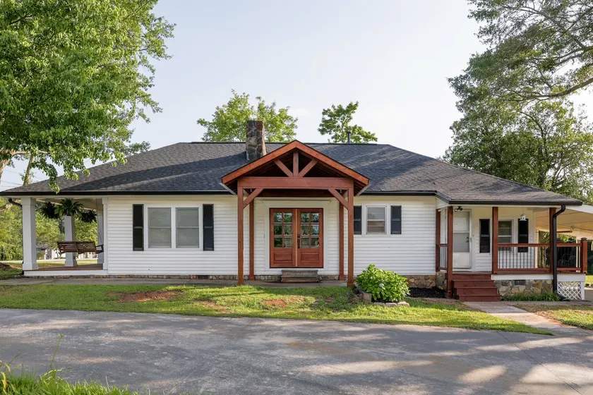 Currahee Manor - Image 1