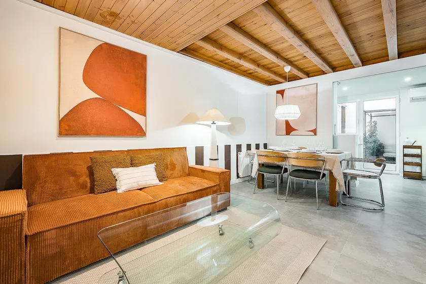 Charming Apartment with Terrace in Sants - Image 1