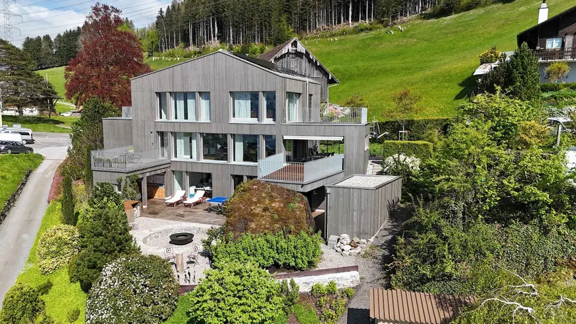 4BR Designer Villa with Garden & Lake Panorama - Image 1