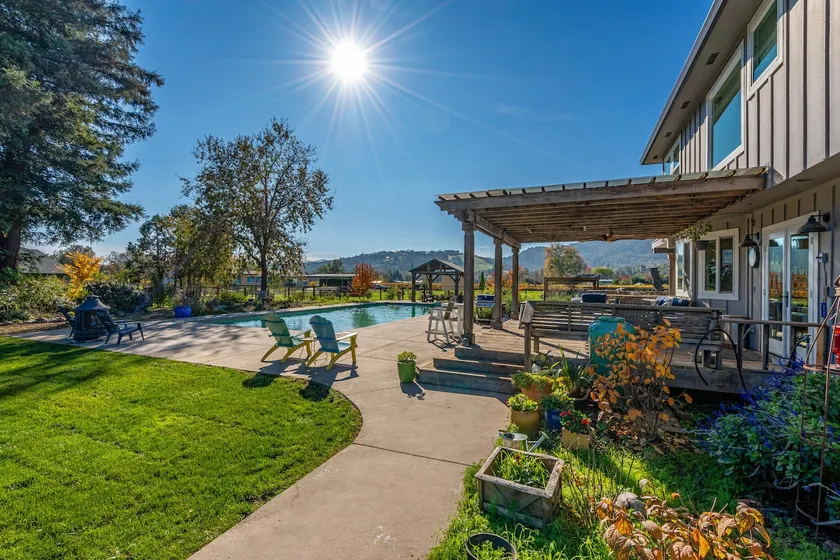 Sugarloaf View Farmhouse - Image 1