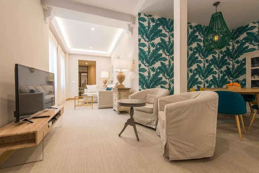 NEW, LUXURIOUS AND CHARMING, CLOSE TO THE CATHEDRAL - Image 1