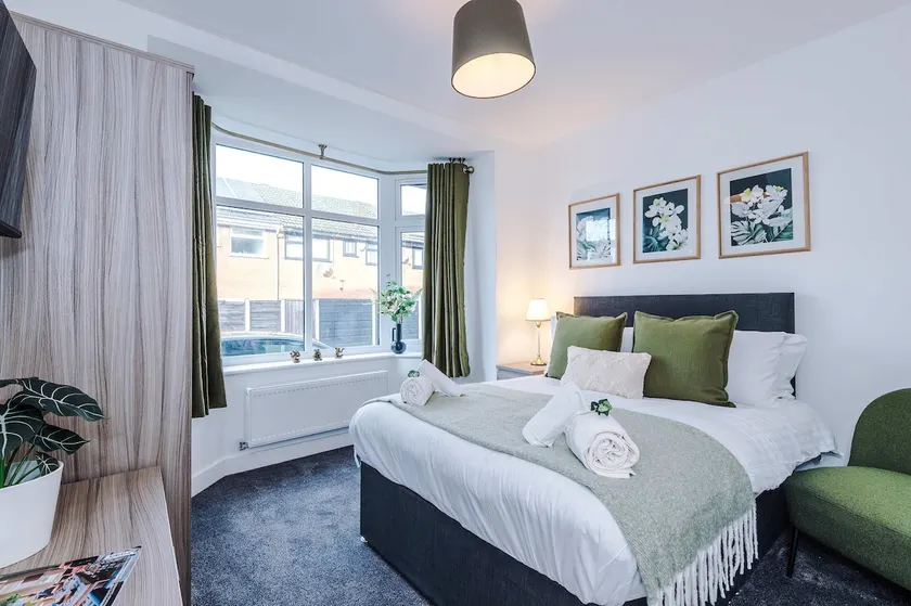 Modern 6 Bed House with Ensuites by 53 Degrees Property, Perfect for Business and Groups - Image 1