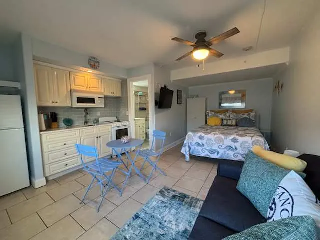 2 Bedroom Condo *Pool* 1 Block from Beach - Image 1
