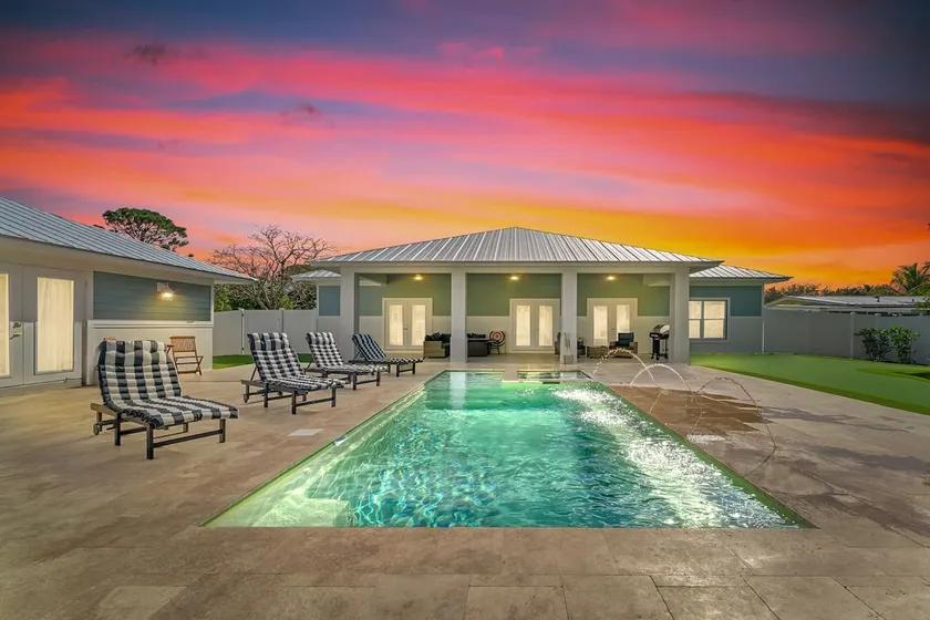 Diamond Sands Epic Mini Golf Guest House - Image 1
