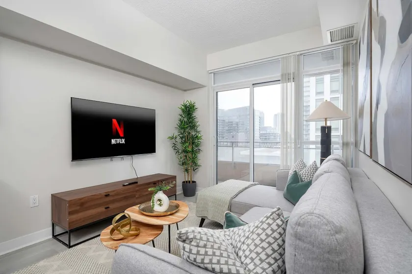 Modern CityPlace 2BR Balcony & Free Parking - Image 1