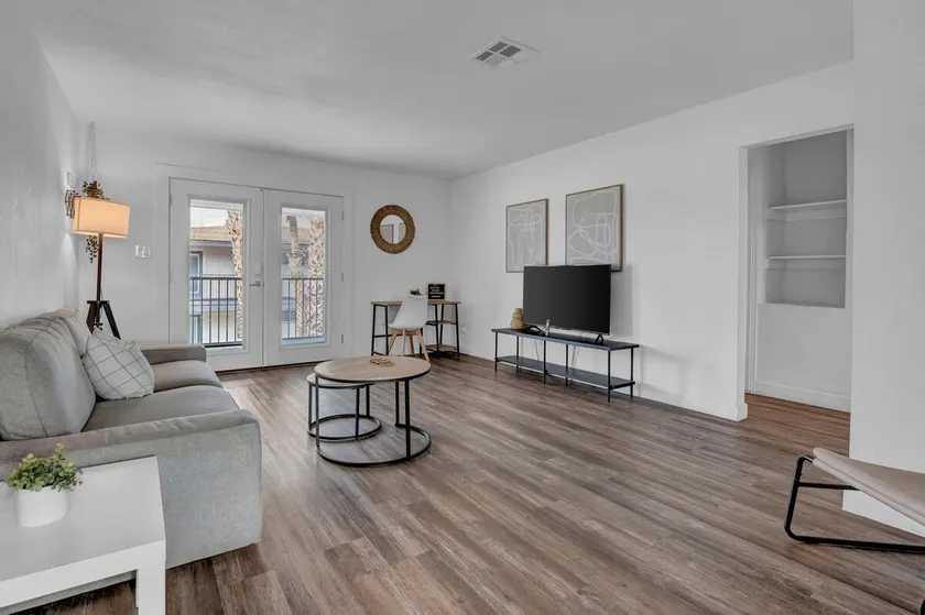 2 King Beds Covered Parking Walkable - Image 1