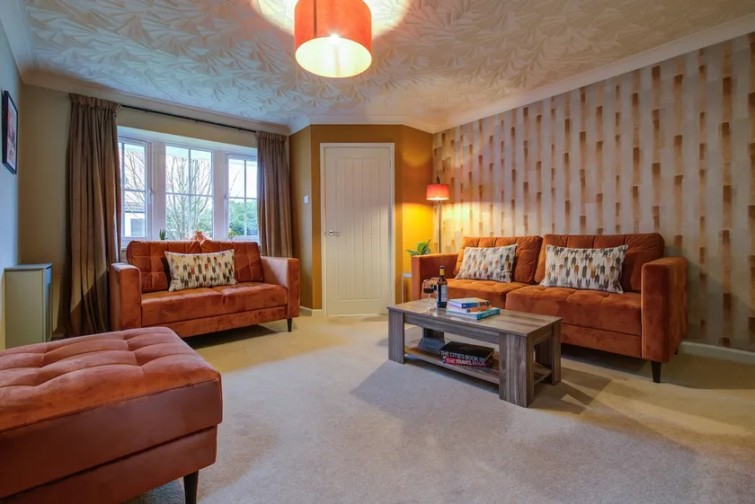 Central 3-Bedroom House Sleeps 5 with Parking - Image 1