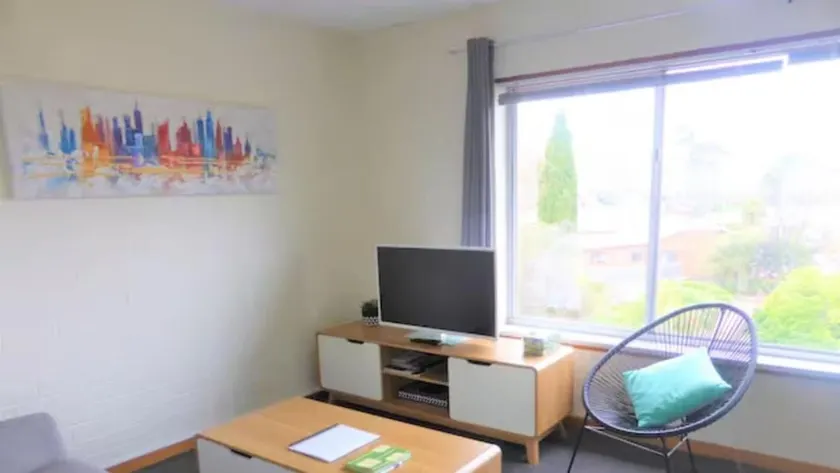 Queen St Apartment - Image 1