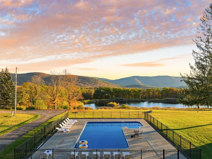 12BR Estate w/ Private Lake, Heated Pool + Hot Tub - Image 1