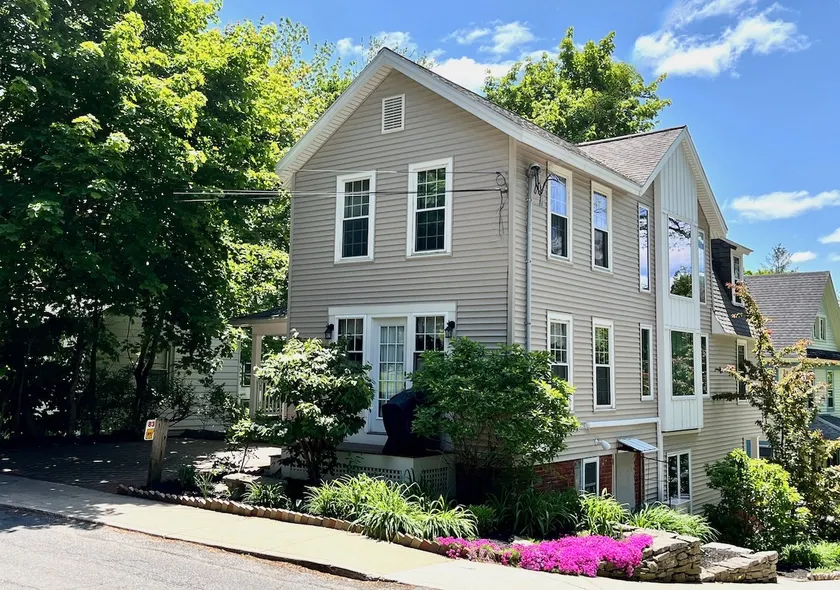 Pristine 3 Bedroom, Walk-to Gt Barrington Center! - Image 1