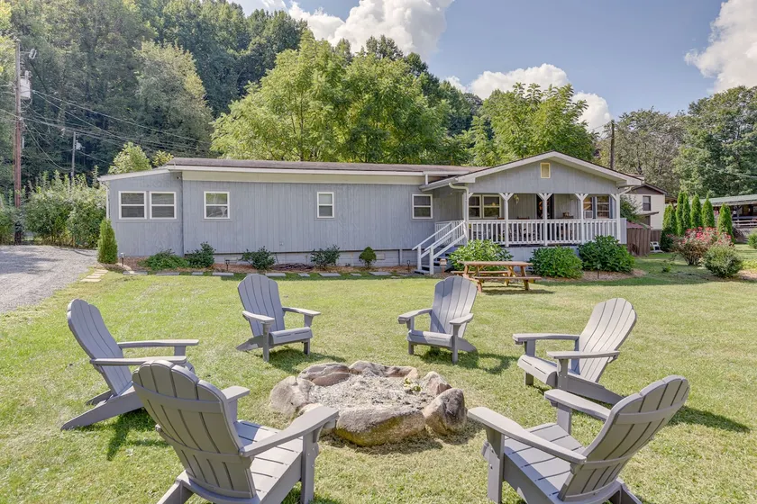 5 Mi to Cataloochee Ski Area! Family Home w/ Views - Image 1