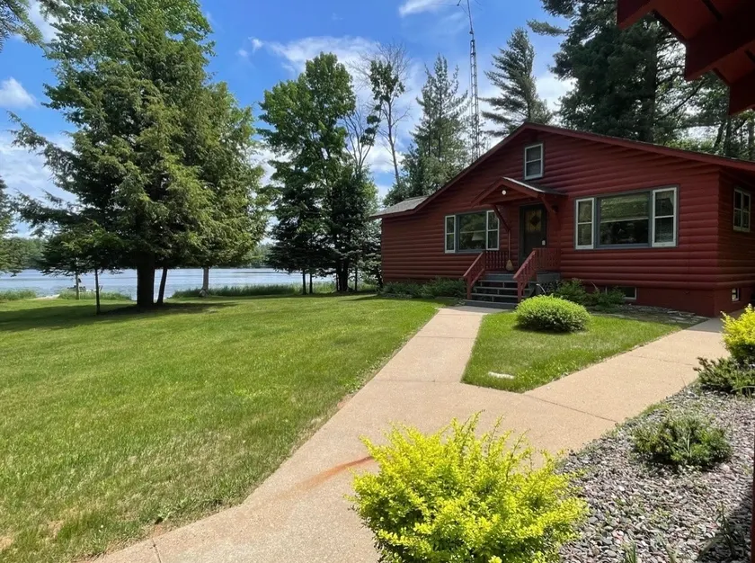 Private Lakefront Cabin Near Eagle River - Image 1