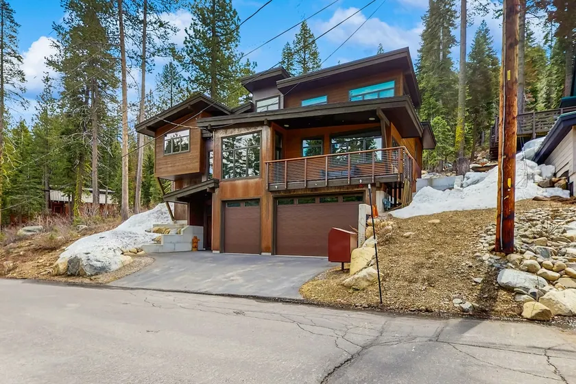 Pristine home with lovely interior, private deck, - Image 1