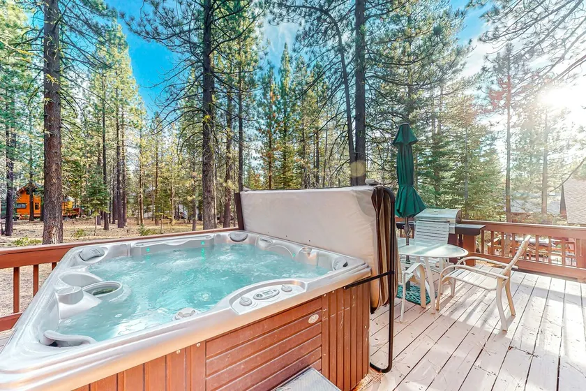 The Bears Lair House with Private Hot Tub & Tahoe Donner Passes - Image 1