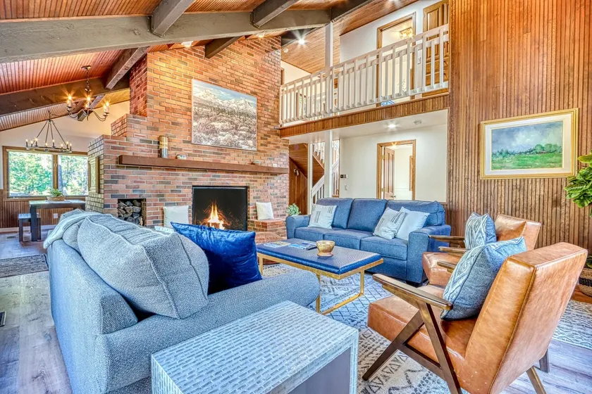 Airy house with SHARC passes, hot tub, game room, - Image 1